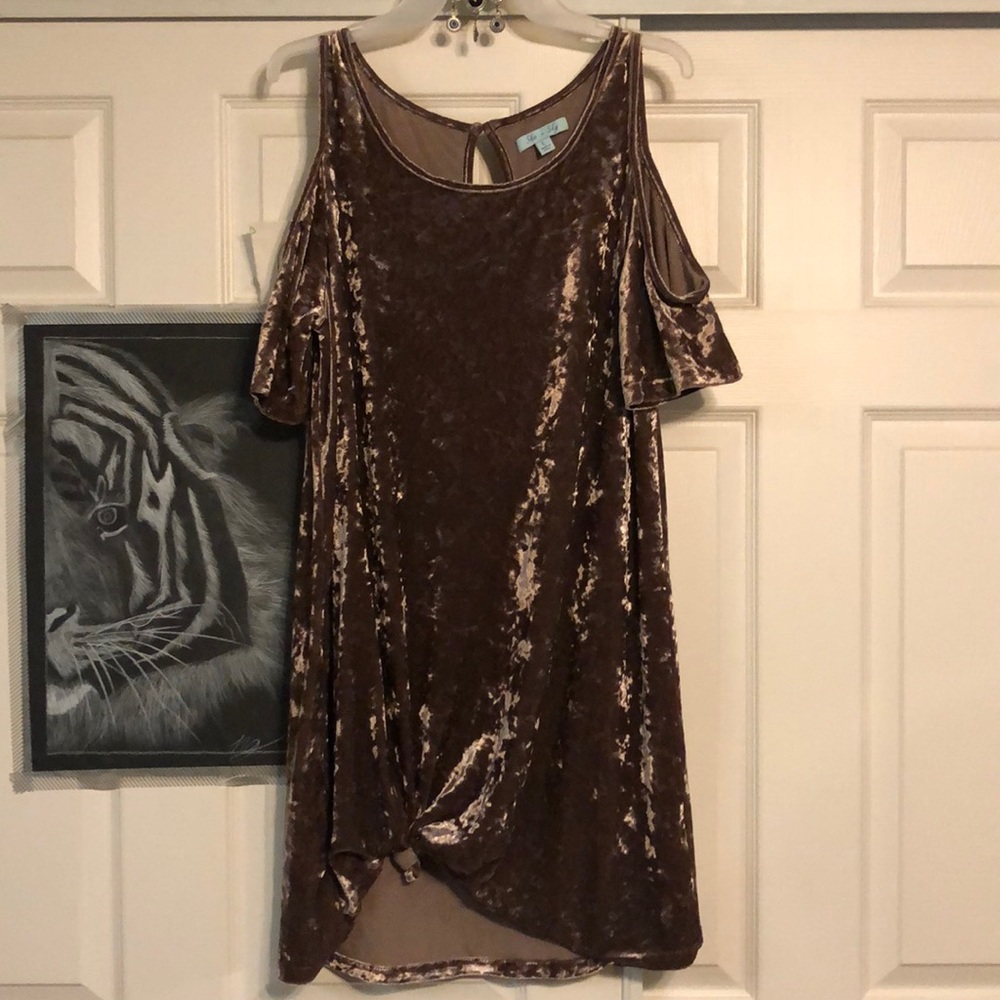 Open shoulder she+sky velvet dress